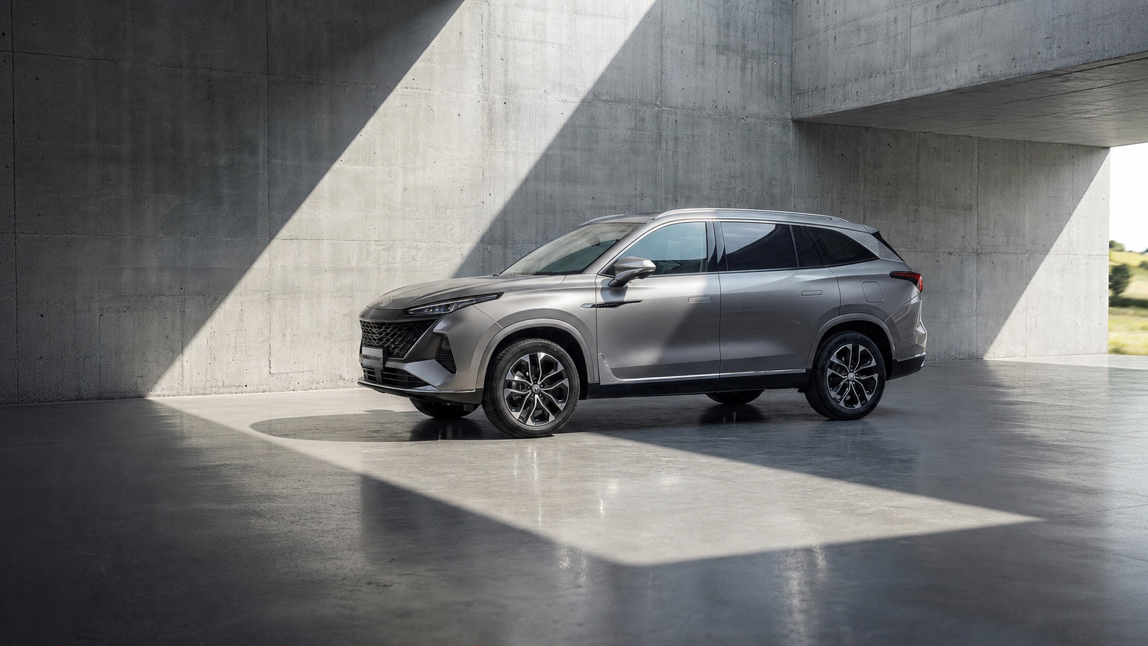 MG S9 Plug-in-Hybrid vor moderner Architektur