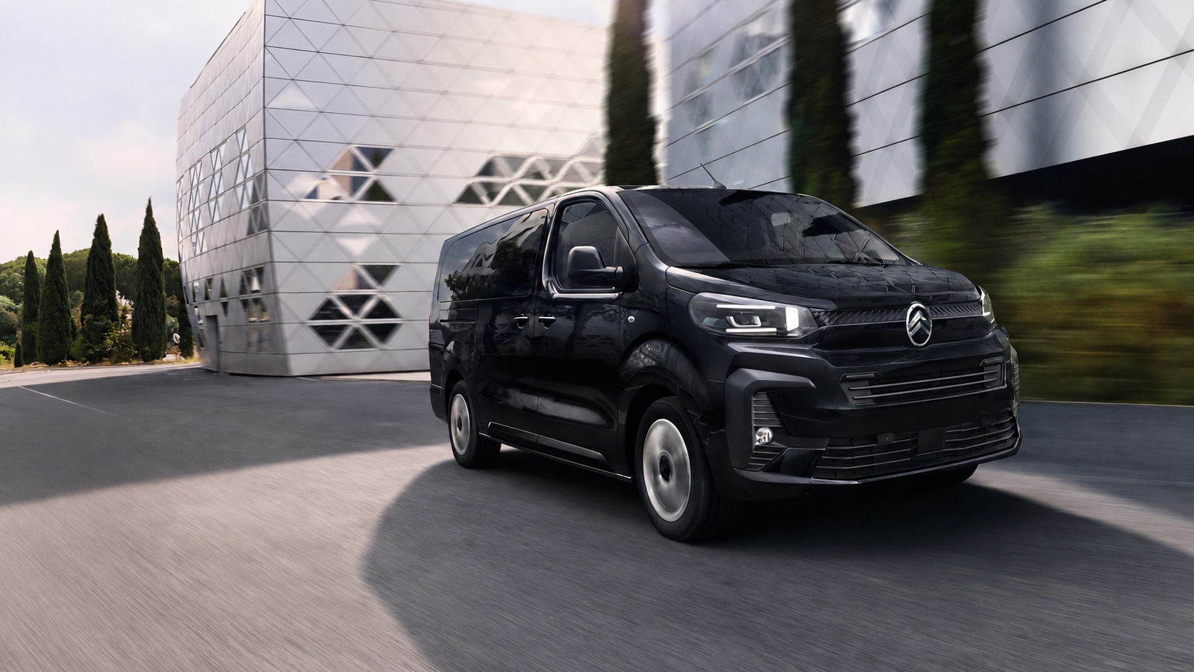 Citroën SpaceTourer auf einer Küstenstraße